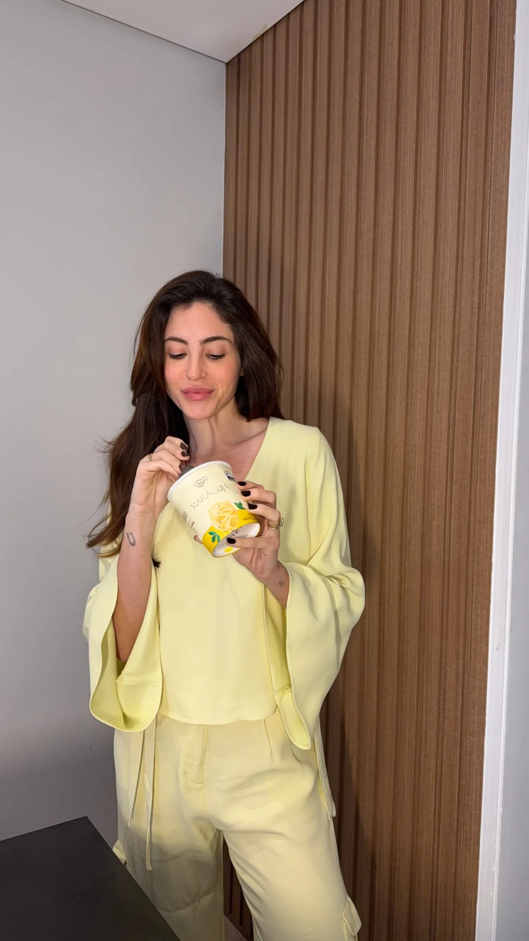 Rafaela de conjunto amarelo com um pote de gelato Jundiá